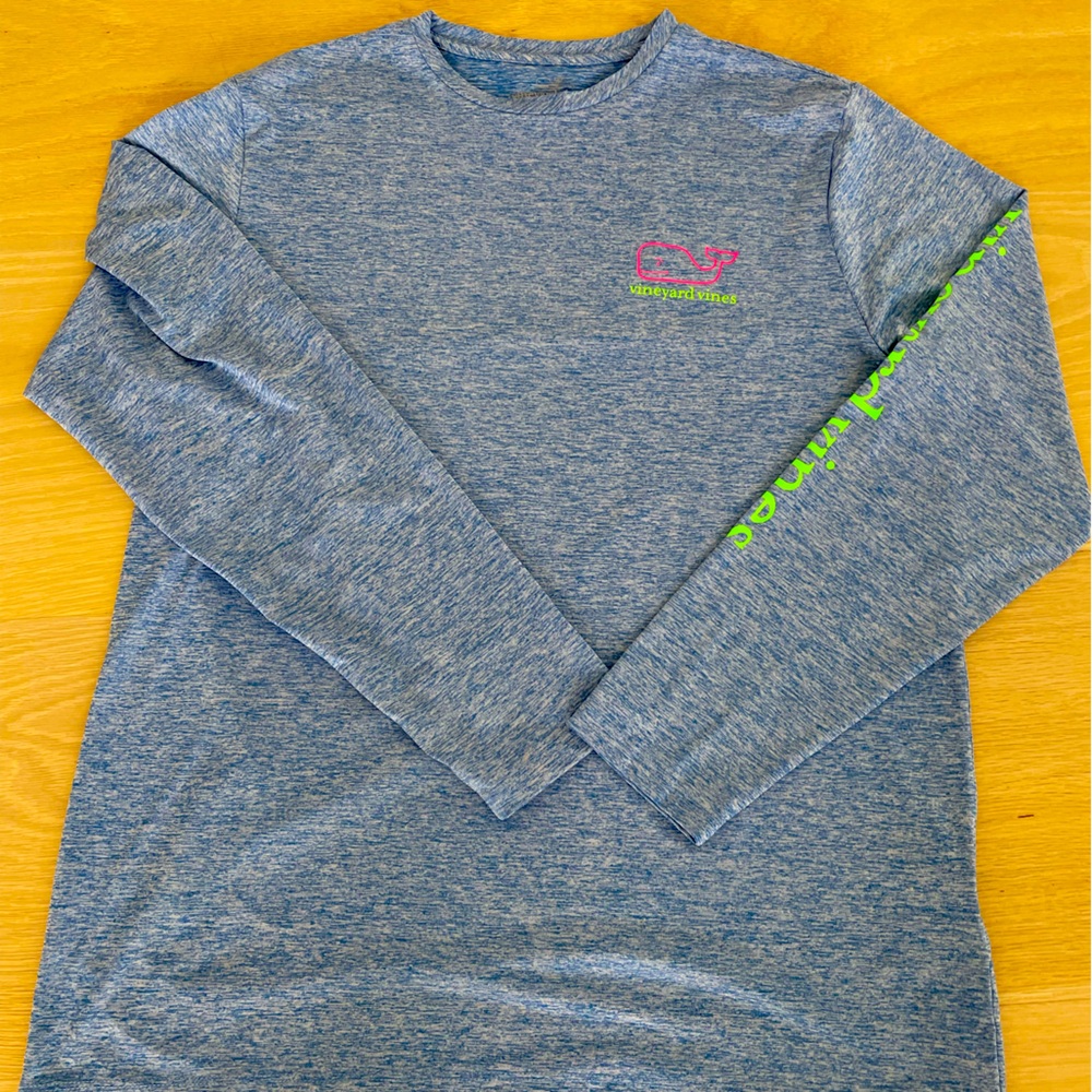 New Men’s Vineyard Vines RashGuard
